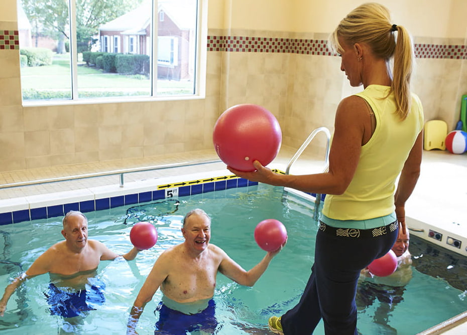 Aquatic rehabilitation session in a SwimEx pool